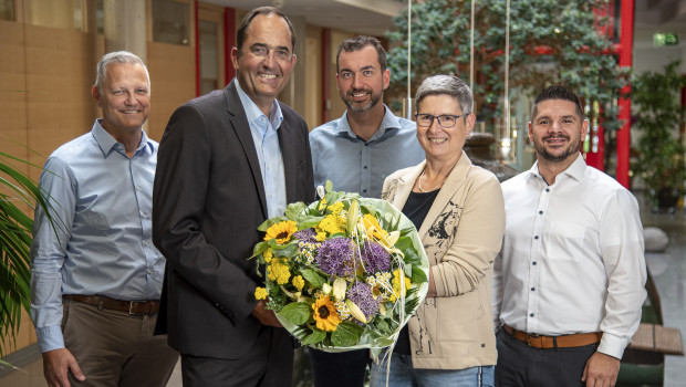 Mit Blumen wurde Holger Fiebiger (Zweiter von links) bei Sera verabschiedet. „Mit seiner langjährigen Konzernerfahrung gab er uns als global tätigem Mittelständler wichtige Impulse mit“, fasst Michaela Ravnak-Bürschgens, Geschäftsführerin von Sera, rückblickend die Zeit von Fiebiger im Heinsberger Unternehmen zusammen. 