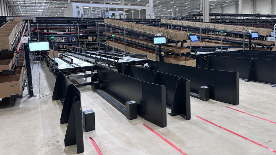 Das etwa 72.000 m² umfassende Zentrum startet mit einer Kapazität von bis zu 40.000 versendeten Paketen pro Tag.