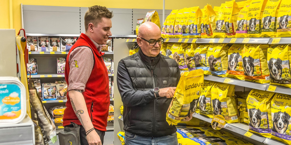 Sven Kahlen (l.) im Gespräch über die gute Zusammensetzung der neuen Eigenmarke Landeva mit Dirk Brüggemann, Leitung Franchise­management.