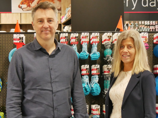 CEO Guy Toremans und Petra Merkert, Vertriebsleiterin Deutschland,  im neuen Showroom. 