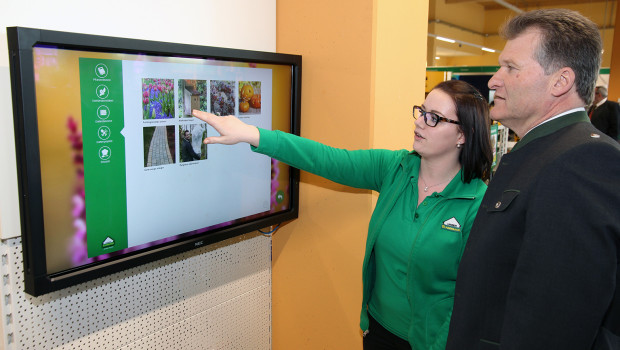 Touchscreen-Bildschirme unterstützen die Lagerhaus-Mitarbeiter in der Kundenberatung. Foto: RWA