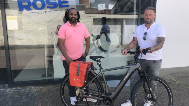 Als einer der ersten Mitarbeiter hat Facility-Manager Thomas Gierhold sein Jobrad in Empfang genommen.