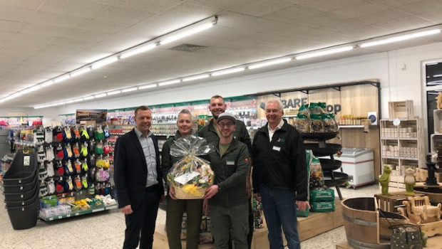 Gratulation zur Neueröffnung (von links): Cord Kirchmann (Geschäftsführer NBB Fachmärkte für Tier + Garten), Sabine und Svend Lücken sowie Ricardo Laqua und Karsten Pötschke. Gratulation zur Neueröffnung (von links): Cord Kirchmann (Geschäftsführer NBB Fachmärkte für Tier + Garten), Sabine und Svend Lücken sowie Ricardo Laqua und Karsten Pötschke.