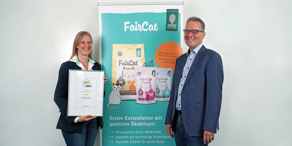 Green Petfood, Nina Rimbach, Head of Business Unit bei Green Petfood, und Ralf Majer-Abele, Chefredakteur des Fachmagazins pet
