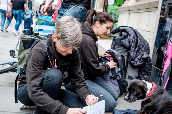 StreetVet ist eine mehrfach preisgekrönte britische Wohltätigkeitsorganisation, die Obdachlosen eine kostenlose veterinärmedizinische Versorgung zur Verfügung stellt.