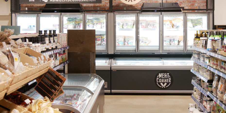 Im neuen Future-Store-Konzept von Fressnapf nehmen Produkte  für Barfer eine wichtige Stellung ein. Dafür wurden so genannte Meat Corners entwickelt, die  auch optisch beeindrucken.