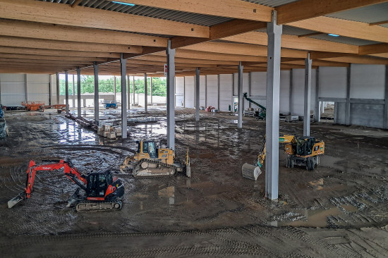 Auch in Halle 2 wird schon eifrig gearbeitet. Auch in Halle 2 wird schon eifrig gearbeitet.