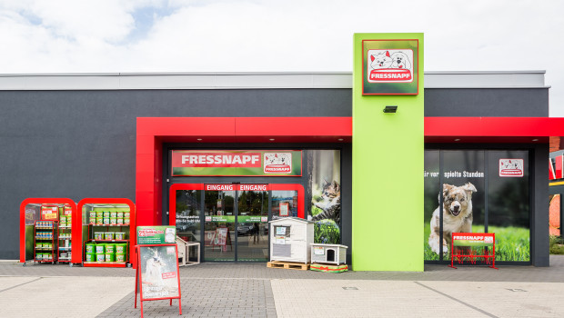 Fressnapf hat sich in den Top-Ten der beliebtesten Händler um einen Platz verbessert. Fressnapf hat sich in den Top-Ten der beliebtesten Händler um einen Platz verbessert.