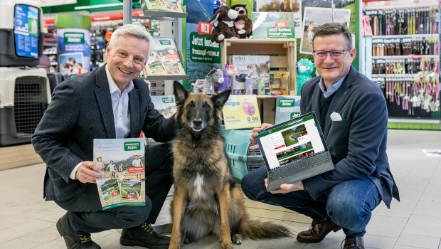 Hermann Aigner (rechts), Geschäftsführer Fressnapf Österreich, und Martin Fast, Geschäftsführer Rewe Austria Touristik, präsentieren die neue Urlaubsplattform Fressnapf Reisen.