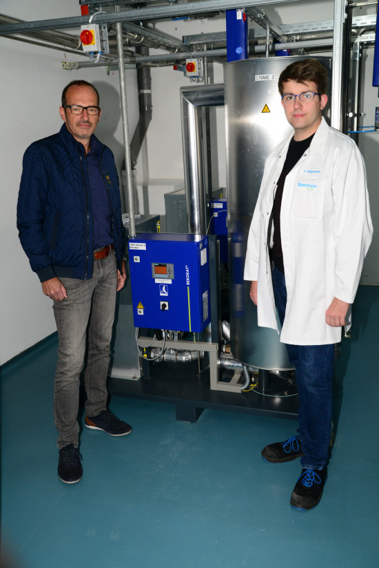 Ralf Kügler, Geschäftsleitung Vertrieb bei D&N Drucklufttechnik (links), und Patrick Hilgemann, Projektingenieur bei Tetra, vor einem „Bekokat“. 
