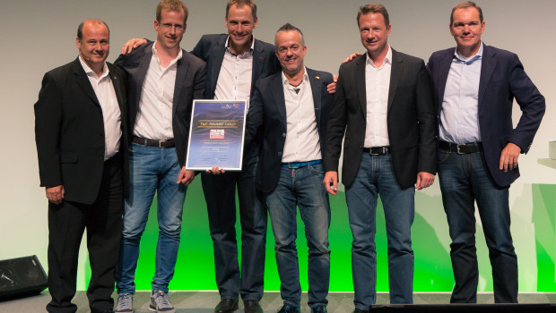 Torsten Toeller freut sich mit der Fressnapf-Mannschaft über den F&C Award.