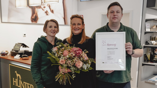 Petra Moritz und Tim Plettenberg leiten den neuen Hunter-Brand-Store, im Bild mit Unternehmenschefin Nadine Trautwein (Mitte).