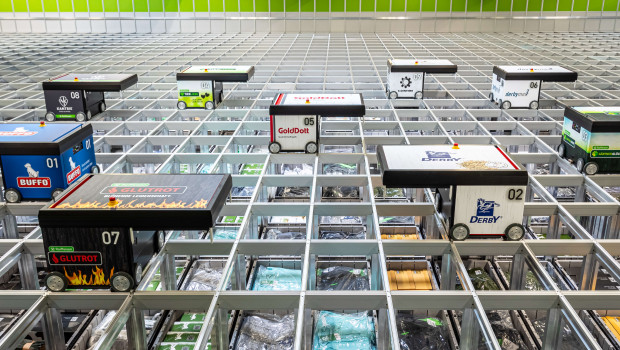 Das Autostore-System bietet Platz für 24.120 Behälter und ist mit vier Arbeitsplätzen sowie zehn Robotern ausgestattet.