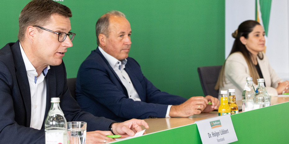 Herausfordernde Zeit gemeistert, die Zukunft im Blick: Bei der Bilanz-Pressekonferenz berichteten die Vorstände Lukas Roßhart (Mitte) und Dr. Holger Löbbert über Zahlen und Aussichten der Genossenschaft.
