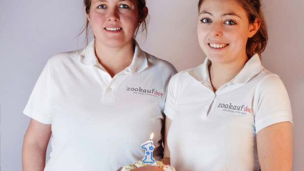 Shop-Managerin Anja Müller (links) und Katja Schauerte freuen sich auf die Aktionen zum Geburtstag.