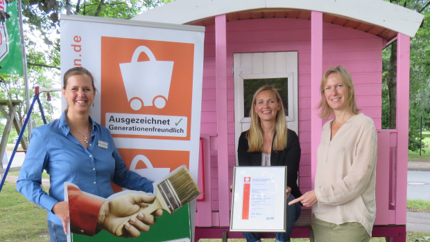 Auszeichnung in Ahrensburg (v. r.): Monika Dürrer, Geschäftsführerin des Einzelhandelsverbands Nord, übergibt die Urkunde an Hagebaumarkt-Geschäftsführerin Beatrix Wendland und Marktleiterin Susanne Scherrer. Auszeichnung in Ahrensburg (v. r.): Monika Dürrer, Geschäftsführerin des Einzelhandelsverbands Nord, übergibt die Urkunde an Hagebaumarkt-Geschäftsführerin Beatrix Wendland und Marktleiterin Susanne Scherrer.