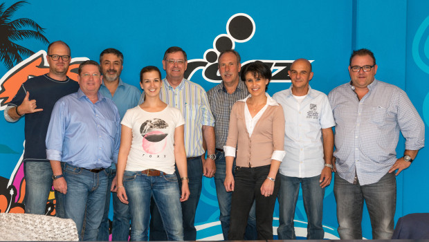 Jϋrg Fuhrer, Rogz Key Account Manager (ganz links) und Claudio Steiner, CEO von Savanna Pet CEO (ganz rechts).