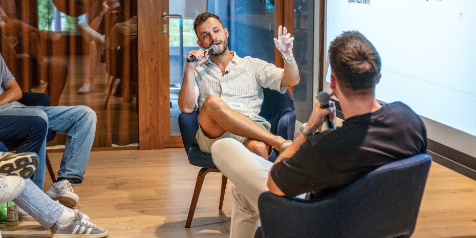 Gründer Fabio Lehnert bei einer Talkrunde. Gründer Fabio Lehnert bei einer Talkrunde.
