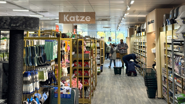 Im Mittelpunkt des neuen Zoo & Co.-Marktes steht ein umfangreiches Sortiment für Hunde und Katzen, das auf aktuelle Ernährungstrends und gesundheitliche Anforderungen ausgerichtet ist.