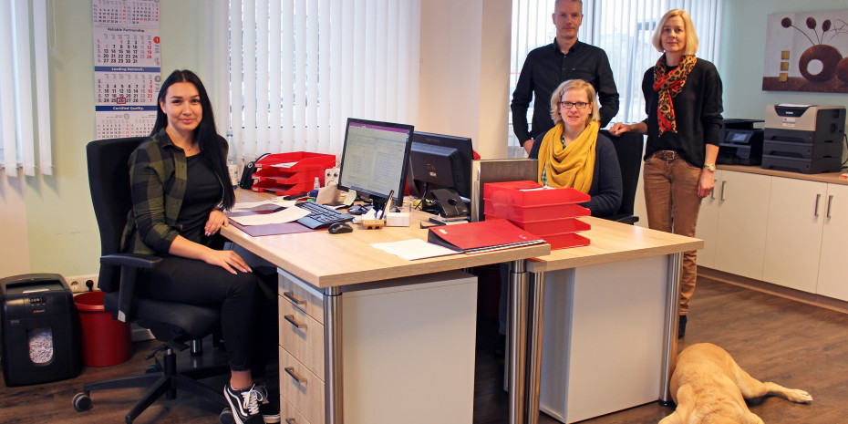  Tiernahrung Büermann: Julia Rossel (links sitzend) und Britta Lübbers (rechts sitzend, beide Vertrieb), Manuela Büermann (Vertrieb und Verwaltung), Karlheinz Büermann (Geschäftsführer) und Firmenhund Hunter.
