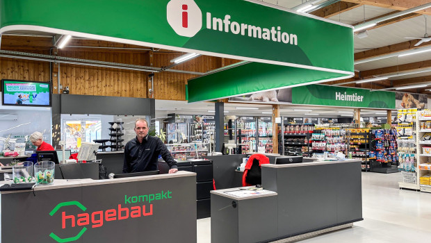 Nils Ulrich am neuen Infotresen.