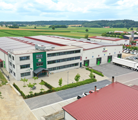 Produktionstechnik, Erfahrung und Pioniergeist gehören zu den wichtigsten Eigenschaften, die das Familienunternehmen stark machen. Ein Betrieb mit kurzen Wegen – in allen Bereichen. Produktionstechnik, Erfahrung und Pioniergeist gehören zu den wichtigsten Eigenschaften, die das Familienunternehmen stark machen. Ein Betrieb mit kurzen Wegen – in allen Bereichen.