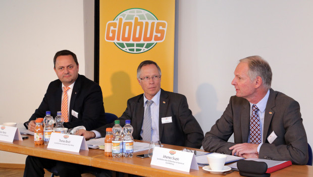 Christian Heins, Geschäftsführer Finanzen Globus SB-Warenhaus, Thomas Bruch, geschäftsführender Gesellschafter der Globus Holding, und Johannes Scupin, Sprecher der Geschäftsführung Globus SB-Warenhaus bei der Pressekonferenz zu den Geschäftsjahreszahlen. Christian Heins, Geschäftsführer Finanzen Globus SB-Warenhaus, Thomas Bruch, geschäftsführender Gesellschafter der Globus Holding, und Johannes Scupin, Sprecher der Geschäftsführung Globus SB-Warenhaus bei der Pressekonferenz zu den Geschäftsjahreszahlen.