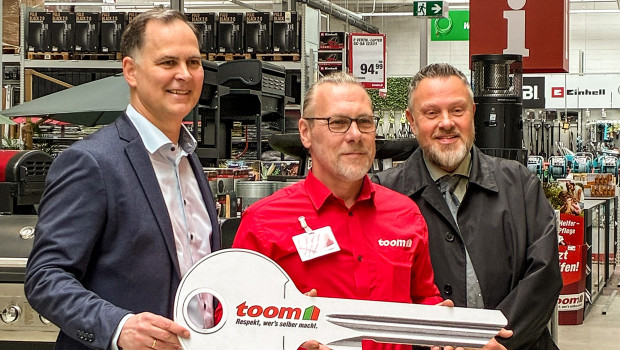 Torsten Stoebe (Vertriebsleiter national), Marktleiter Torsten Kadenbach und Jens Weymann-Reh (1. stellvertretender Bezirksbürgermeister) beim Eröffnungsempfang.