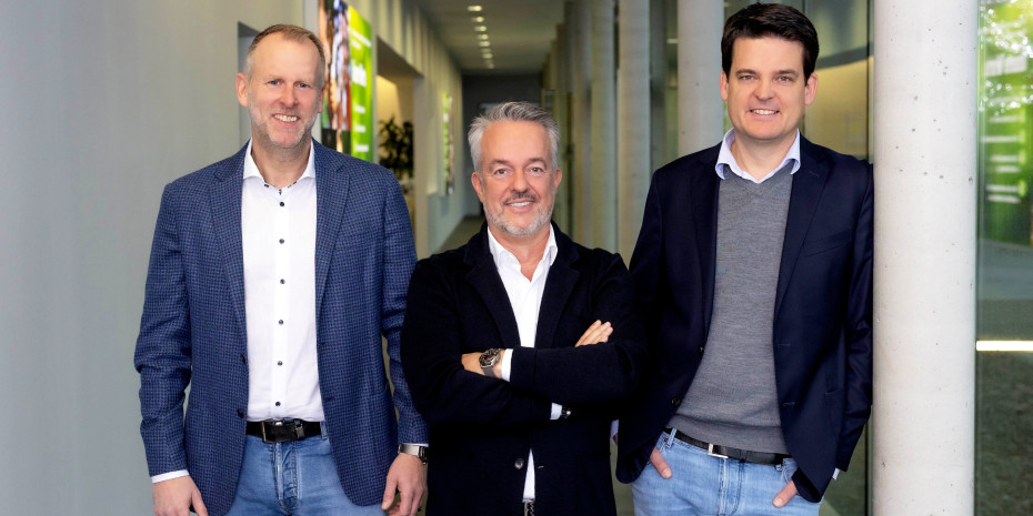 In einem schwierigen Marktumfeld können sich Gründer und Inhaber Torsten Toeller (Mitte), CEO Dr. Johannes Steegmann (rechts) und Geschäftsführer Christian Kümmel (links) auf ein tolles Jahresergebnis 2022 freuen.