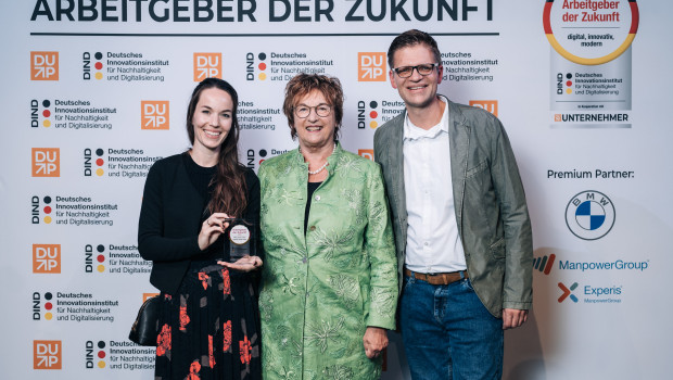 Die Bundeswirtschaftsministerin a. D. Brigitte Zypries (Mitte) überreichte den Preis an die Takefive-Prokuristin Johanna Ehlke und Takefive-Geschäftsführer Stephan Schlüter. 