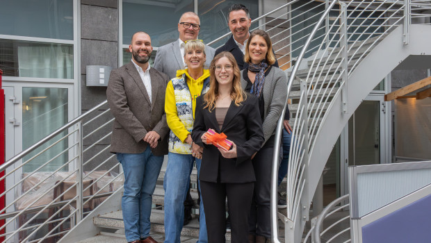 IHK-Auszeichnung für herausragende Berufsausbildung: Die Zooma und die ehemalige Auszubildende Sarah-Lee Konstantin wurden geehrt. Von links auf dem Bild: Bürgermeister Mario Moritz, Leiter der IHK-Geschäftsstelle Oberberg Michael Sallmann, Andrea Poranzke (Wirtschaftsförderung Stadt Hückeswagen), Zooma-Geschäftsführer Adin Mulaimovic sowie die Zooma-Mitarbeiterinnen und -Ausbilderin Johanna Leppak und Sarah-Lee Konstantin (vorne).