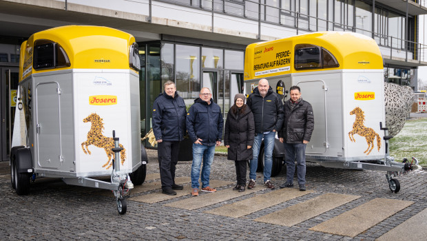 Ein pferdekompetentes Team (von links): Udo Hansen, Jürgen Enderes (beide Josera), Monika Niederreiner und Oliver Czech (beide Humbaur).