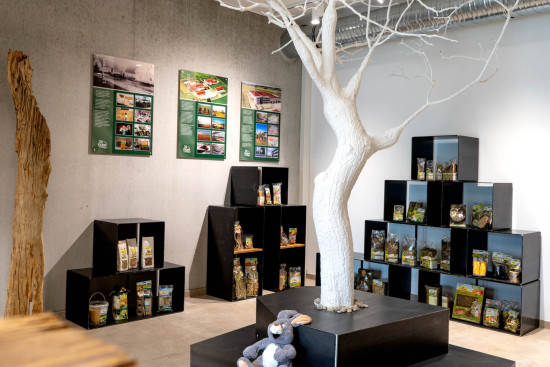 In der neuen Firmenzentrale wurde ein attraktiver Showroom erstellt, in dem die aktuellen Produktneuheiten des Unternehmens präsentiert werden.