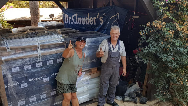 Karin Gritzmacher und Jan Krosanke bei der Übergabe der Spende auf Mallorca. Karin Gritzmacher und Jan Krosanke bei der Übergabe der Spende auf Mallorca.