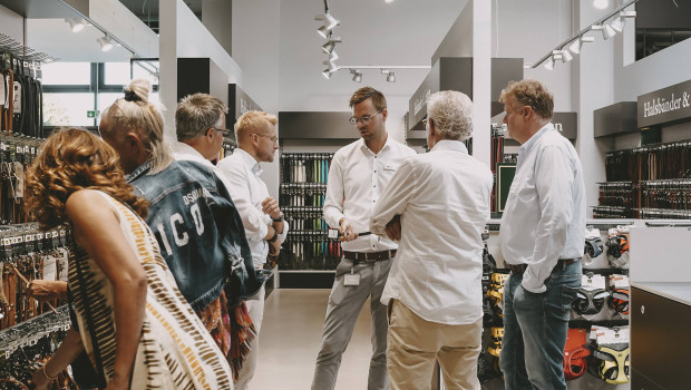 Einige Partner und Sponsoren des TBV Lamgo/Lippe nahmen an einer Führung durch die hauseigene Ledermanufaktur der Firma Hunter und deren Shop teil. Einige Partner und Sponsoren des TBV Lamgo/Lippe nahmen an einer Führung durch die hauseigene Ledermanufaktur der Firma Hunter und deren Shop teil.