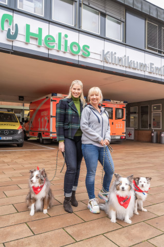 Purina-Botschafterin Angelina Kirsch mit Jacqueline Boy, Gründerin des Vereins Kinderschutzengel, die seit mehr als zehn Jahren mit ihren Therapiebegleithunden Freude und Hoffnung in Krankenhäuser bringt. Purina-Botschafterin Angelina Kirsch mit Jacqueline Boy, Gründerin des Vereins Kinderschutzengel, die seit mehr als zehn Jahren mit ihren Therapiebegleithunden Freude und Hoffnung in Krankenhäuser bringt.