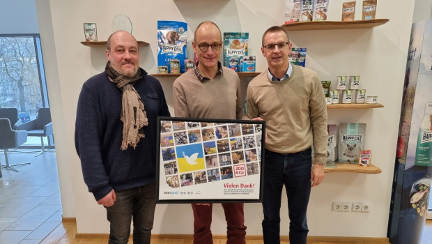 Tobias Schmidt und Martin Schweikert überreichten Interquell-Chef Georg Müller (Mitte) als Dank für das Engagement eine Collage aus Impressionen der Spendenprojekte.