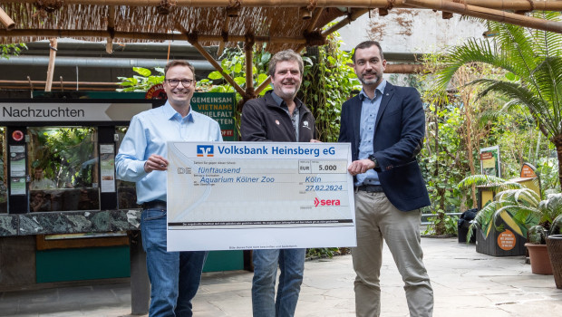 Oliver Helker und Simon Gierlings übergeben den Spendencheck an Prof. Dr. Thomas Ziegler (Mitte) im Kölner Zoo.