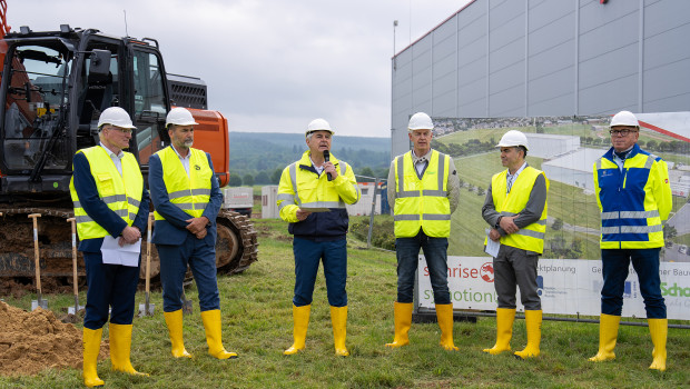 Spatenstich für die zweite Bauphase des Symrise-Logistikzentrums in Holzminden (v.l.n.r.): Jens Baedje (Geschäftsführer Symotion GmbH), Christian Belke (Bürgermeister von Holzminden), Dr. Jean-Yves Parisot (Vorstandsvorsitzender der Symrise AG), Detlef Struck (Bauunternehmen Dr. Schoppe), Walter Ribeiro (Vorstandsmitglied für Geschmack, Ernährung & Gesundheit), Dietmar Nunne (Kögel + Nunne Bau GmbH)