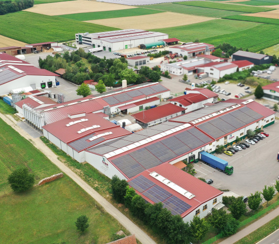 Über 250 Mitarbeitende, viele davon aus der Region und langjährig mit an Bord, sind auf dem weitläufigen und stetig wachsenden Betriebsgelände im beschaulichen Pessenburgheim tätig. Über 250 Mitarbeitende, viele davon aus der Region und langjährig mit an Bord, sind auf dem weitläufigen und stetig wachsenden Betriebsgelände im beschaulichen Pessenburgheim tätig.
