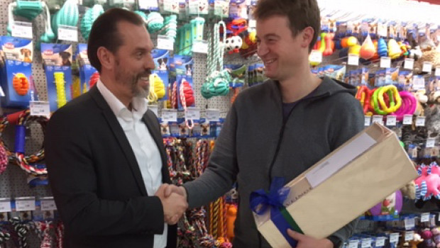 Markenleiter Orland Mikrut (links) gratuliert Christian Wenge zur Eröffnung seines dritten Standorts.