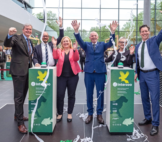 Peter Ottmann (v.l.), Thomas Preutenborbeck, Dr. Rowena Arzt, Norbert Holthenrich, Petra Wolf und Gordon Bonnet. Peter Ottmann (v.l.), Thomas Preutenborbeck, Dr. Rowena Arzt, Norbert Holthenrich, Petra Wolf und Gordon Bonnet.