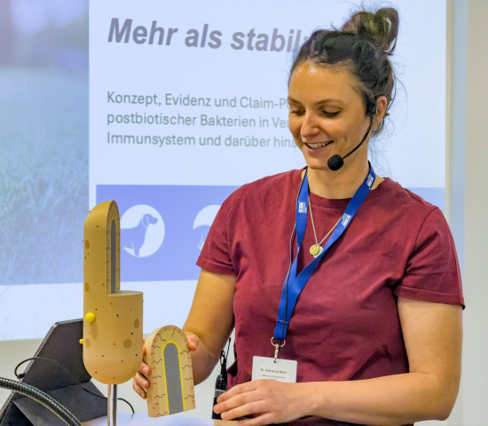 Dr. Katharina Michl von Lallemand Animal Nutrition referierte über „Mehr als stabil: Konzept, Evidenz und Claim-Power postbiotischer Bakterien“. Dr. Katharina Michl von Lallemand Animal Nutrition referierte über „Mehr als stabil: Konzept, Evidenz und Claim-Power postbiotischer Bakterien“.