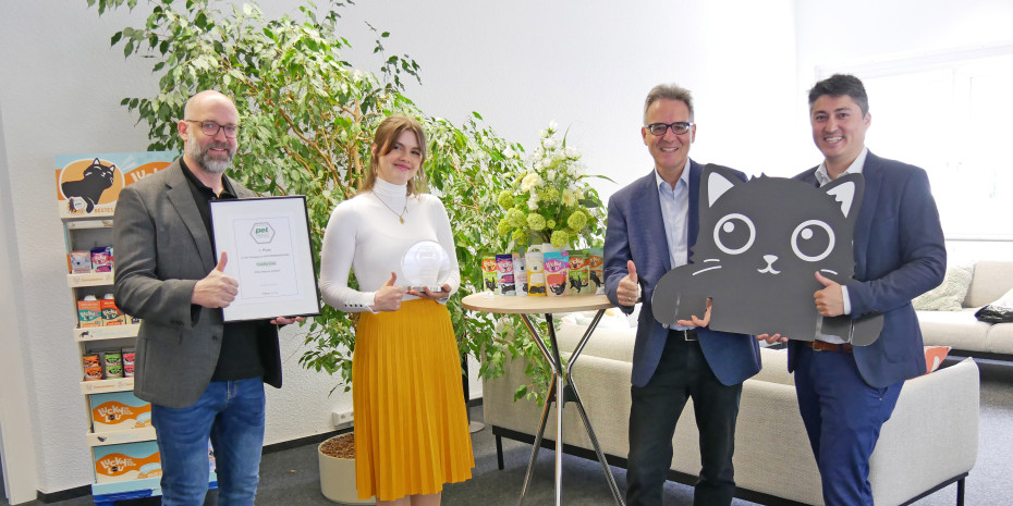 Die Verleihung des Preises für das pet Produkt des Jahres 2022/2023 erfolgte am Firmensitz von Pets Nature in Fellbach: (von links) ­Inhaber und CEO Christian Numsen, Grafikdesignerin Jacqueline Prost, pet-Chefredakteur Ralf Majer-Abele und COO David Bäuerle.