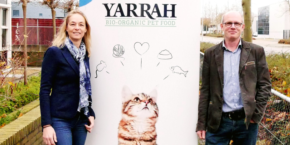 Marketingdirektorin Meriel Selier und Qualitätssicherungsmanager Arthur Hartman vor dem Yarrah-Sitz in Harderwijk bei Utrecht.