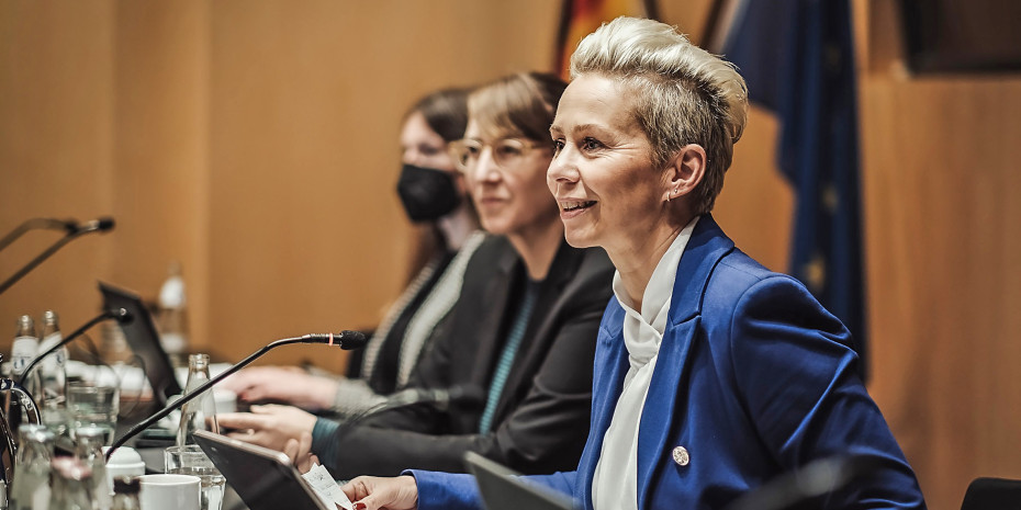 Gleich zu Beginn ihrer Amtszeit hat Silvia Breher einen regelmäßigen Austausch mit allen relevanten Akteuren etabliert. Gleich zu Beginn ihrer Amtszeit hat Silvia Breher einen regelmäßigen Austausch mit allen relevanten Akteuren etabliert.