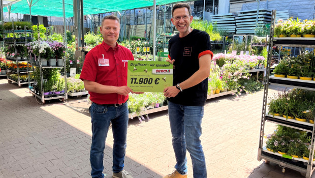 Gemeinsam für den Insektenschutz: Carsten Heinrich (Marktleiter Toom Berlin-Friedrichshain, l.) übergibt die Spende zum Tag der Biene an Christian Wolf (Teamleiter Fundraising der Heinz Sielmann Stiftung). Gemeinsam für den Insektenschutz: Carsten Heinrich (Marktleiter Toom Berlin-Friedrichshain, l.) übergibt die Spende zum Tag der Biene an Christian Wolf (Teamleiter Fundraising der Heinz Sielmann Stiftung).