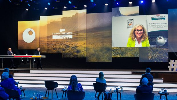 Die Jury würdigte das Unternehmen, das auch Tiernahrungsprodukte in Bio-Qualität produziert, für ihre Pionierrolle in der ökologischen Landwirtschaft und ihren wertvollen Beitrag zum Klima- und Artenschutz.