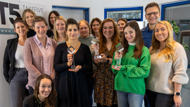 Das Team der Takefive-Media freut sich über die drei Auszeichnungen des Deutschen Agenturpreises. 