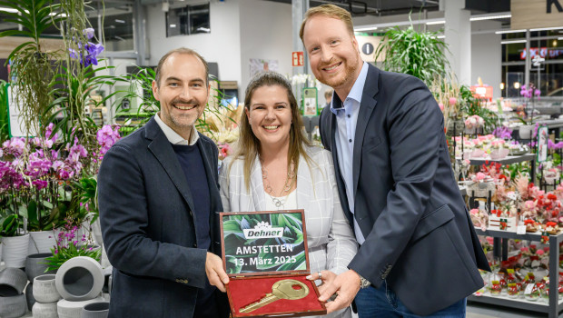 Schlüsselübergabe an Marktleiterin Nicole Wageneder durch Georg Weber (CEO Dehner) und Frank Böing (CSO Dehner).